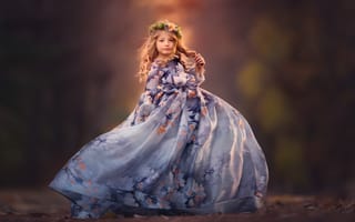 Картинка Маленькая девочка в красивом платье