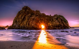 Картинка Лучи солнца пробиваются сквозь отверстие в скале Pfeiffer Beach Big Sur, Калифорния