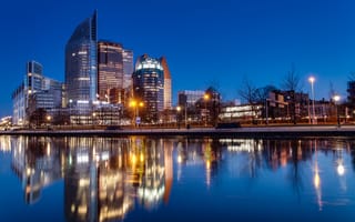 Картинка Ночной город Гаага отражается в воде, Нидерланды