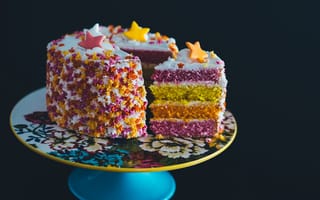 Картинка Аппетитный разноцветный торт со звездочками