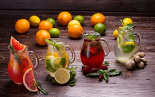 Картинка Стеклянные кувшины с фруктовыми напитками