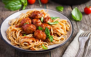 Картинка Вкусные спагетти с фрикадельками на блюде