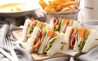 Картинка Аппетитные сэндвичи к завтраку на столе