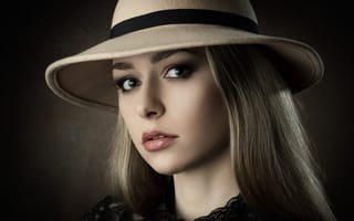 Картинка Лицо красивой девушки в большой шляпе