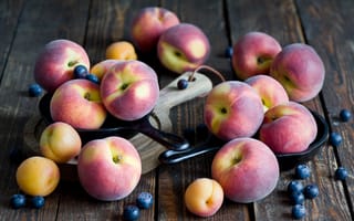 Картинка Сочные свежие персики, абрикосы и черника на столе