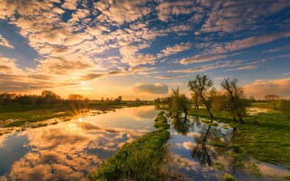 Картинка Восход солнца и облака отражаются в чистой воде реки