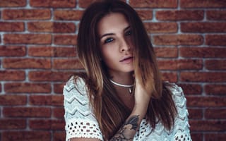 Картинка Молодая девушка с татуировкой на руке