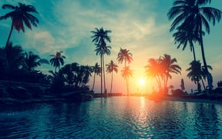 Картинка Закат яркого летнего солнца над тропическим пляжем