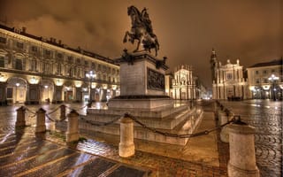 Картинка Памятник герцогу Савойскому Эммануилу Филиберту в свете ночных фонарей на площади Сан - Карло, Турин. Италия