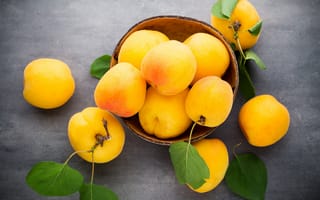 Картинка Крупные свежие желтые абрикосы на столе