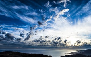 Картинка Красивое покрытое облаками небо на береговой линией моря