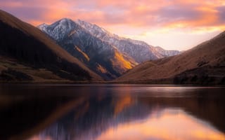 Картинка Тихая вода в озере Kirkpatrick на фоне гор, Новая Зеландия