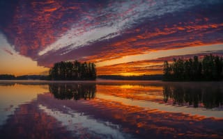 Картинка Красивое оранжевое небо на закате отражается в воде