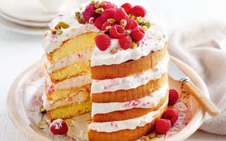 Картинка Большой торт со свежей малиной и фисташками
