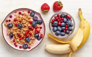 Картинка Хлопья с молоком, ягодами и бананом на завтрак