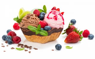 Картинка Шарики фруктового мороженого с вафельной корзинке со свежими ягодами