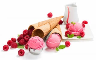 Картинка Малиновое мороженое в вафельных рожках на белом фоне