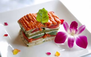 Картинка Аппетитный овощной бутерброд на белой тарелке с цветком