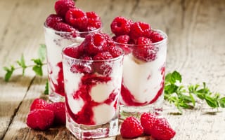 Картинка Сладкий десерт с йогуртом и малиной в стакане
