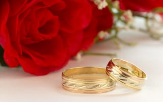 Картинка Золотые обручальные кольца с рисунком и красные розы на свадьбу