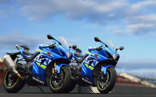 Картинка Два синих гоночных мотацикла Suzuki GSX-R1000, 2017