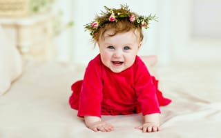 Картинка Милая маленькая улыбающаяся девочка в красном платье с венком на голове