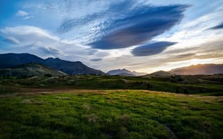 Картинка Красивые облака над горами и зеленым лугом, Новая Зеландия