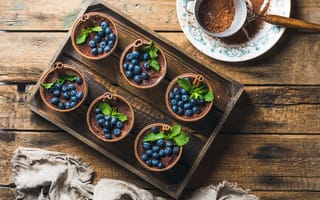 Картинка Шоколадный десерт с корицей и ягодами черники