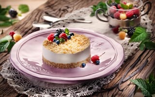 Картинка Аппетитный чизкейк с ягодами малины, черники и ежевики на большом блюде