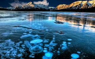 Картинка Покрытое льдом чистое озеро Эйбрахам на фоне гор, Канада