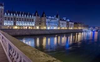 Картинка Ночные огни замка Консьержери в реке, Париж. Франция