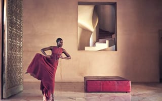 Картинка Молодая актриса Люпита Нионго танцует в красном платье