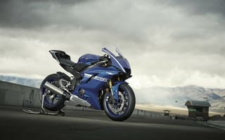 Картинка Синий мотоцикл Yamaha YZF-R6, 2017 года на фоне неба