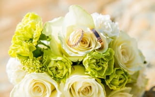 Картинка Букет из белых роз с гвоздиками и обручальными кольцами