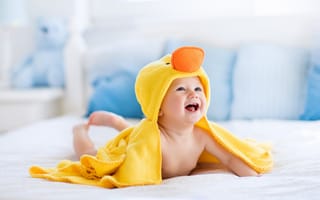 Картинка Маленький улыбающийся грудной ребенок в костюме утенка