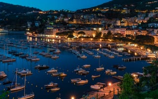 Картинка Панорама ночного города и лодки на причале у побережья, Лигурия. Италия