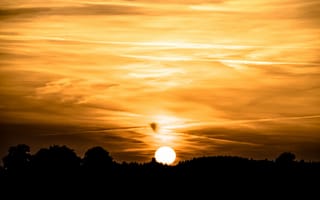 Картинка Закат солнца в небе золотого цвета