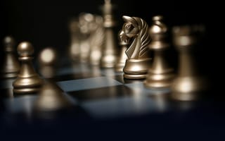 Картинка Золотые шахматные фигуры на шахматной доске