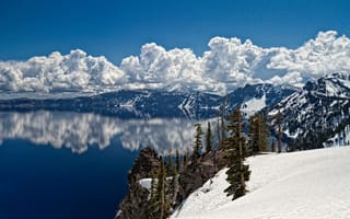 Картинка Белые облака отражаются в чистой воде озера у горного хребта