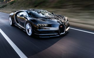 Обои Черный быстрый автомобиль Bugatti Chiron на трассе