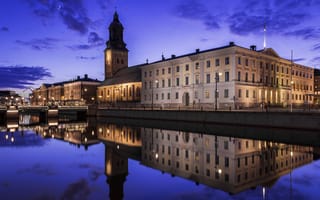 Картинка Красивое старинное здание в городе Гётеборг отражается в реке, Швеция