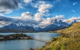Картинка Горы под красивыми белыми облаками у озера в национальном парке Торрес-дель-Пайне, Чили