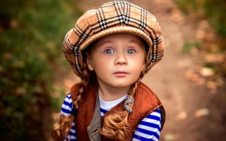 Картинка Маленькая рыжеволосая девочка в большой кепке