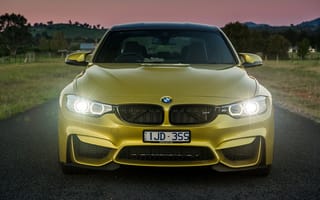 Картинка Автомобиль BMW M3, 2018 с включенными фарами