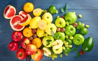 Картинка Свежие яблоки, авокадо, лимоны, мандарины и виноград на столе