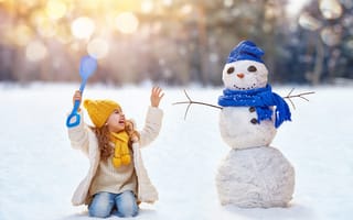 Картинка Маленькая улыбающаяся девочка со снеговиком зимой