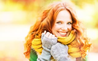 Картинка Улыбающаяся рыжеволосая девушка в теплом шарфе