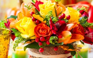 Картинка Красивый осенний букет с розами и желтыми листьями