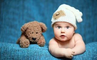 Картинка Маленький ребенок с красивой белой шапке с плюшевым медведем