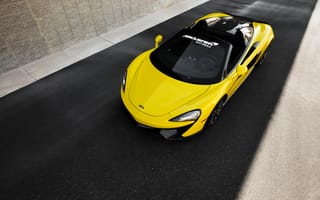 Картинка Желтый спортивный автомобиль McLaren 570S Spider, 2018 вид сверху